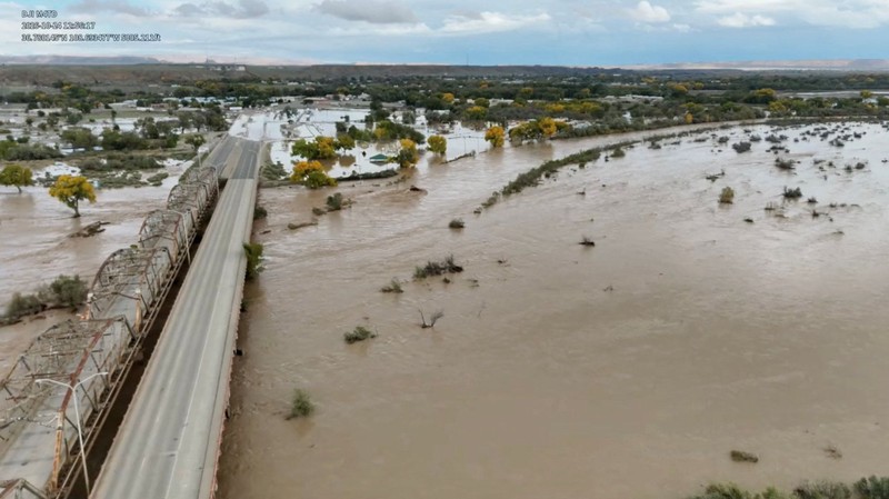 Sungai San Juan di New Mexico meluap dan menyebabkan banjir di sejumlah wilayah Shiprock, Sabtu (24/10/2026). Permukaan sungai tersebut mencapai level tertinggi sejak 1935. (via REUTERS/NAVAJO POLICE DEPARTMENT)