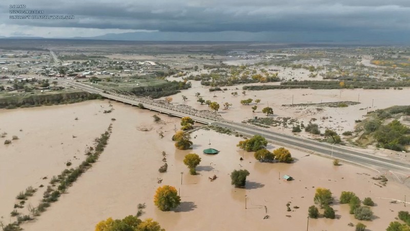Sungai San Juan di New Mexico meluap dan menyebabkan banjir di sejumlah wilayah Shiprock, Sabtu (24/10/2026). Permukaan sungai tersebut mencapai level tertinggi sejak 1935. (via REUTERS/NAVAJO POLICE DEPARTMENT)