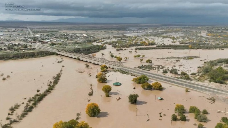Sungai San Juan di New Mexico meluap dan menyebabkan banjir di sejumlah wilayah Shiprock, Sabtu (24/10/2026). Permukaan sungai tersebut mencapai level tertinggi sejak 1935. (via REUTERS/NAVAJO POLICE DEPARTMENT)