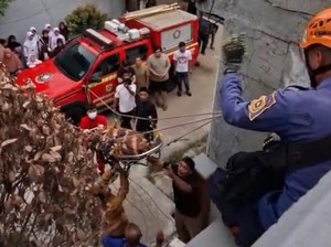 Damkar Bantu Evakuasi Jenazah Pekerja dari Lantai 2 Rumah di Bogor