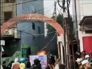 Video: Tawuran Warga Vs Komunitas Motor di Makassar, 1 Kendaraan Dibakar