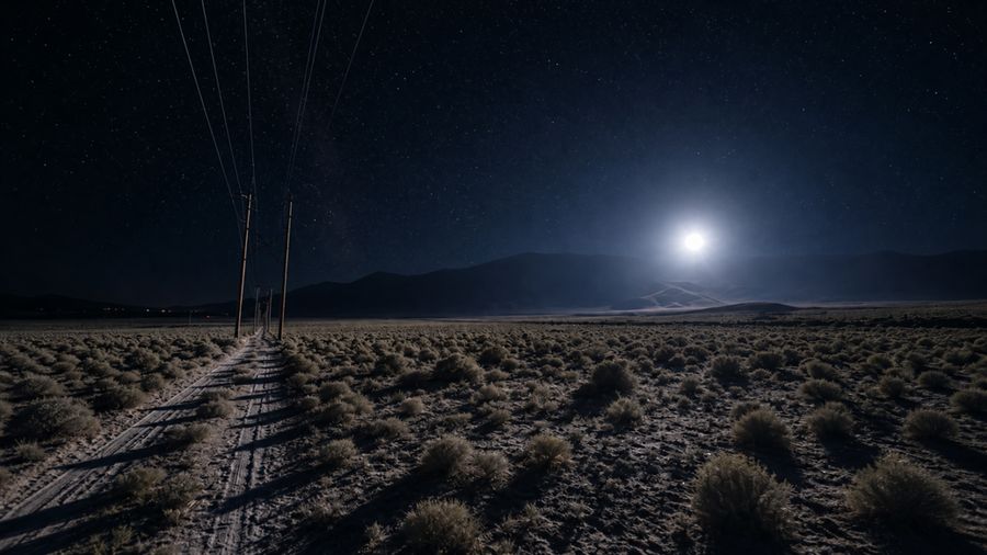 Tim penyelamat melintasi medan gurun dataran tinggi yang berbatu di dekat Lone Pine pada malam hari. (Dok. Reflect Orbital)
