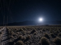 Tim penyelamat melintasi medan gurun dataran tinggi yang berbatu di dekat Lone Pine pada malam hari. (Dok. Reflect Orbital)