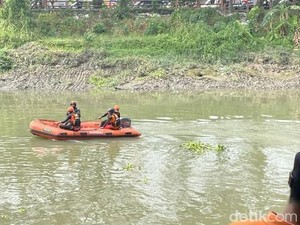 5 Perahu Cari Pelaku Pembacokan yang Terjun ke Sungai Jagir Surabaya