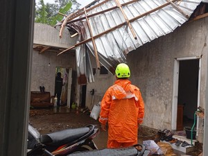 Angin Kencang Rusak Belasan Rumah Warga di Malang