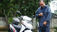 Jas Hujan Ponco atau Dua Potong? Mana yang Lebih Aman untuk Naik Motor