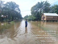 Banjir luapan menyebabkan dua gampong terendam dan 46 warga mengungsi di Kecamatan Trumon Tengah, Kabupaten Aceh Selatan, Provinsi Aceh, pada hari Rabu (28/10/2026). (Dok. BPBD Kabupaten Aceh Selatan)