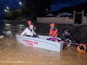 Video Banjir Kepung Yunani, Warga Dievakuasi Pakai Perahu
