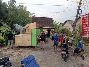 Atap Gudang Padi Terbang Timpa 3 Rumah di Lamongan gegara Angin Kencang