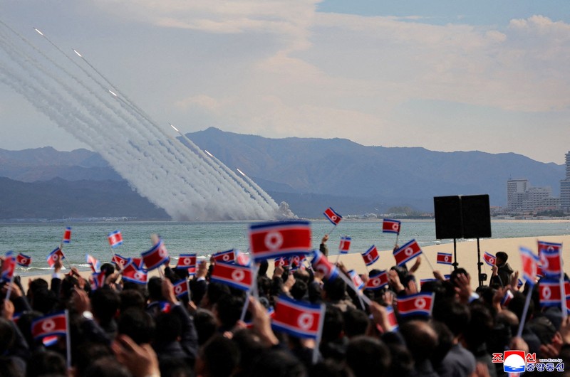Pemimpin Korea Utara Kim Jong Un menghadiri pameran teknologi penerbangan nirawak dan demonstrasi persenjataan, dalam foto yang dirilis oleh Kantor Berita Pusat Korea (KCNA) milik Korea Utara pada 30 Oktober 2026. (KCNA via REUTERS)