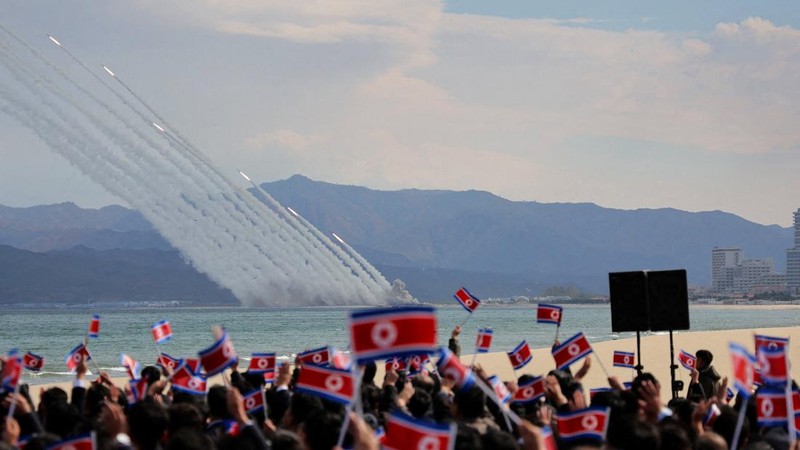 Demonstrasi senjata dalam pameran "Pengembangan Teknologi Udara Nirawak  2026", sebagaimana terlihat dalam foto yang dirilis oleh Kantor Berita Pusat Korea (KCNA) milik Korea Utara pada 30 Oktober 2026. (KCNA via REUTERS)