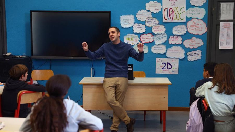Giovanni Pavese, seorang guru musik, berbicara kepada murid-muridnya di sebuah ruang kelas di sekolah negeri 'Simona Giorgi', di Milan, Italia, pada 23 Oktober 2026.