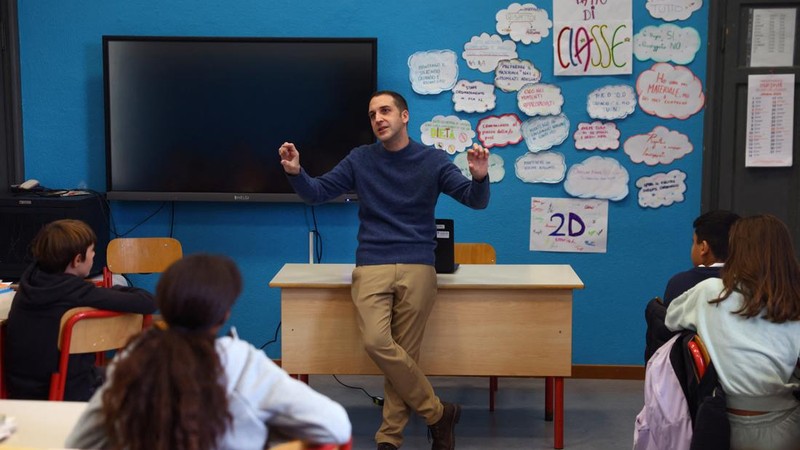 Giovanni Pavese, seorang guru musik, berbicara kepada murid-muridnya di sebuah ruang kelas di sekolah negeri 'Simona Giorgi', di Milan, Italia, pada 23 Oktober 2026.