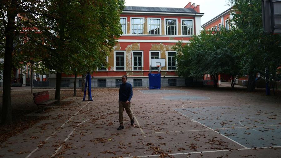 Giovanni Pavese, seorang guru musik, berjalan di area bermain di sekolah negeri 'Simona Giorgi'—tempat ia mengajar—di Milan, Italia, pada 23 Oktober 2026.