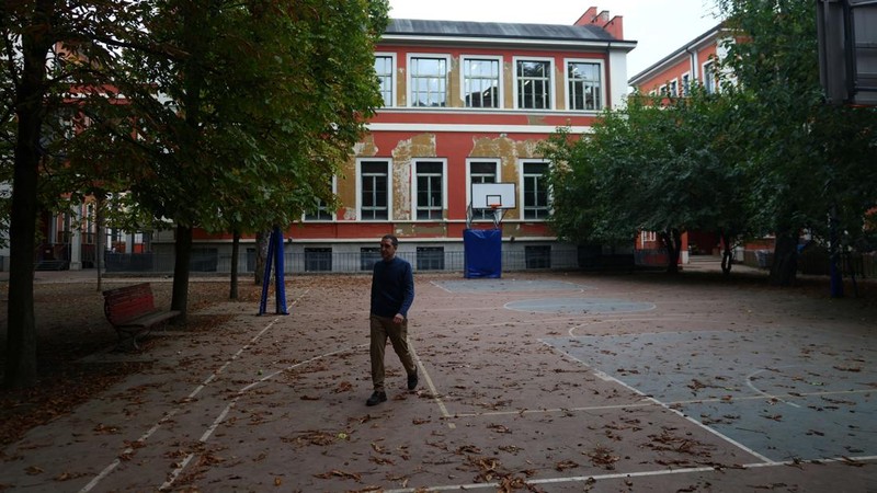 Giovanni Pavese, seorang guru musik, berjalan di area bermain di sekolah negeri 'Simona Giorgi'—tempat ia mengajar—di Milan, Italia, pada 23 Oktober 2026.