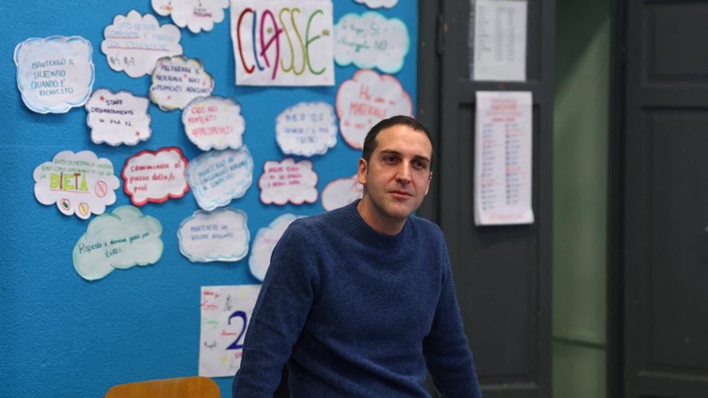 Giovanni Pavese, seorang guru musik, tampak sedang mengamati jalannya pelajaran di sebuah ruang kelas di sekolah negeri 'Simona Giorgi', di Milan, Italia, pada 23 Oktober 2026.
