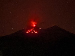Gunung Karangetang Erupsi, Luncurkan Guguran Lava Sejauh 1,5 Km