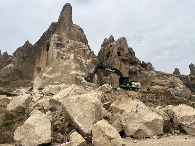 Hujan deras memicu tanah longsor yang meruntuhkan sebuah menara batu di kota Goreme, wilayah Cappadocia, Turki, pada Kamis (29/10/2026). (Reuters TV)