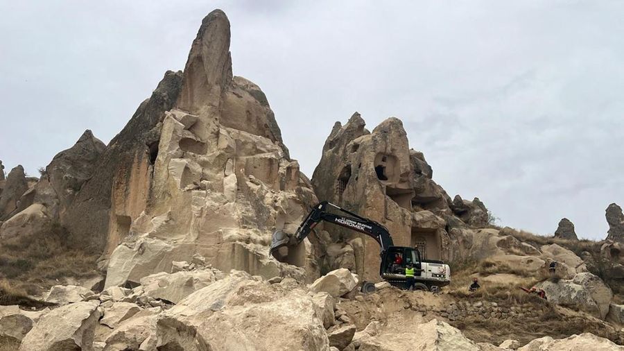 Hujan deras memicu tanah longsor yang meruntuhkan sebuah menara batu di kota Goreme, wilayah Cappadocia, Turki, pada Kamis (29/10/2026). (AFP/HANDOUT)