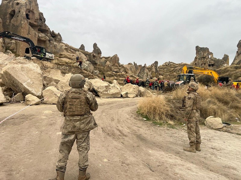 Hujan deras memicu tanah longsor yang meruntuhkan sebuah menara batu di kota Goreme, wilayah Cappadocia, Turki, pada Kamis (29/10/2026). (Reuters TV)