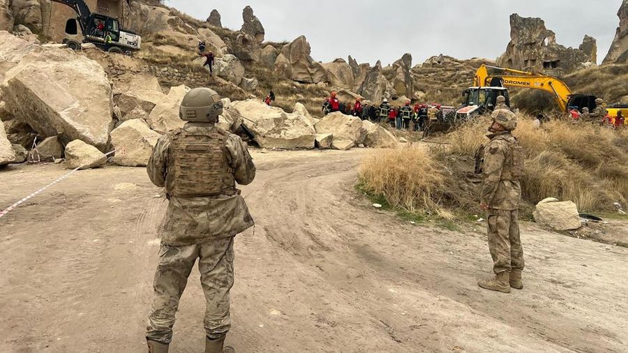Hujan deras memicu tanah longsor yang meruntuhkan sebuah menara batu di kota Goreme, wilayah Cappadocia, Turki, pada Kamis (29/10/2026). (AFP/HANDOUT)