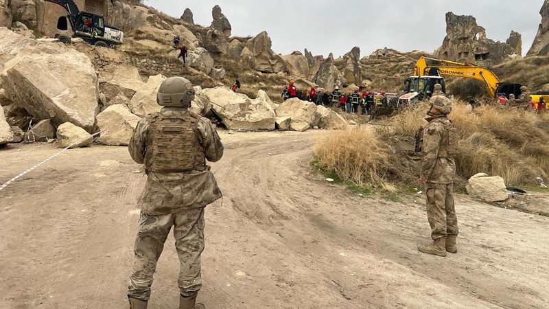 Hujan deras memicu tanah longsor yang meruntuhkan sebuah menara batu di kota Goreme, wilayah Cappadocia, Turki, pada Kamis (29/10/2026). (AFP/HANDOUT)
