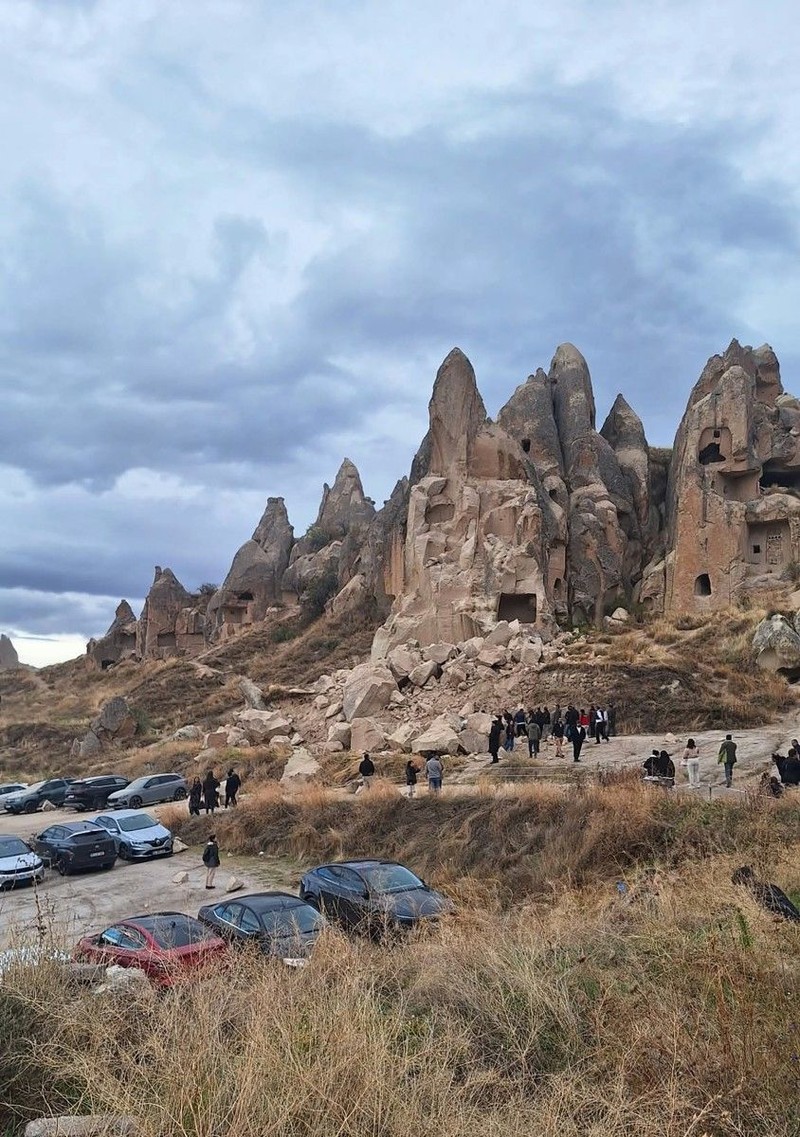 Hujan deras memicu tanah longsor yang meruntuhkan sebuah menara batu di kota Goreme, wilayah Cappadocia, Turki, pada Kamis (29/10/2026). (Reuters TV)