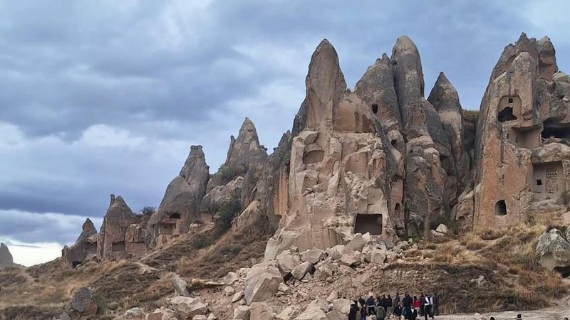 Hujan deras memicu tanah longsor yang meruntuhkan sebuah menara batu di kota Goreme, wilayah Cappadocia, Turki, pada Kamis (29/10/2026). (AFP/HANDOUT)
