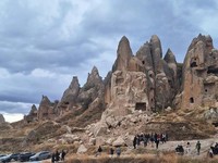 Hujan deras memicu tanah longsor yang meruntuhkan sebuah menara batu di kota Goreme, wilayah Cappadocia, Turki, pada Kamis (29/10/2026). (AFP/HANDOUT)
