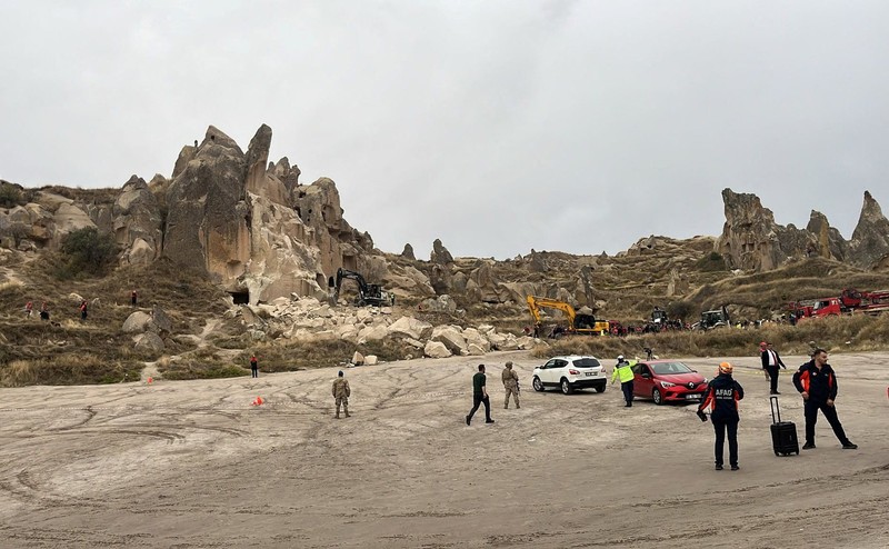 Hujan deras memicu tanah longsor yang meruntuhkan sebuah menara batu di kota Goreme, wilayah Cappadocia, Turki, pada Kamis (29/10/2026). (Reuters TV)