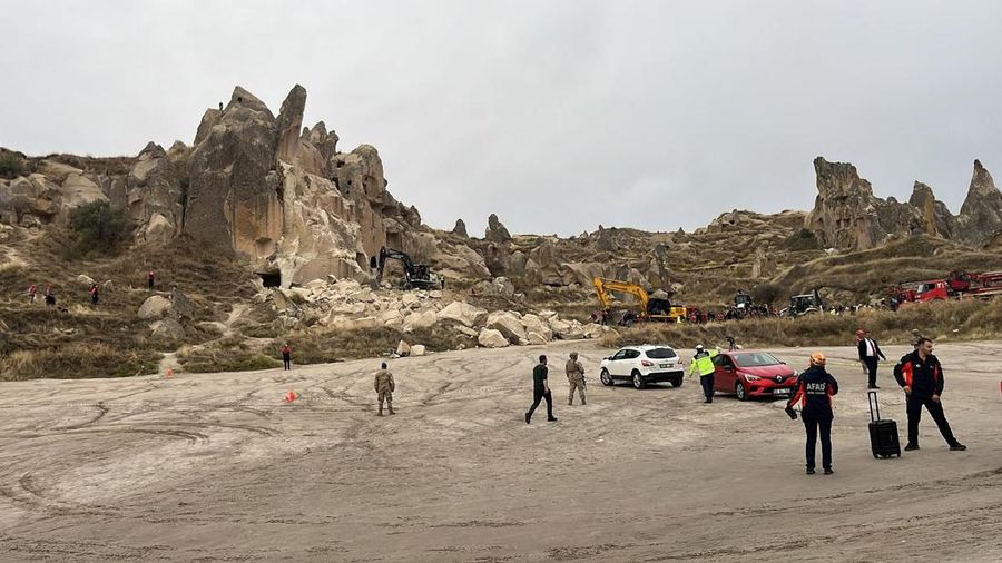 Hujan deras memicu tanah longsor yang meruntuhkan sebuah menara batu di kota Goreme, wilayah Cappadocia, Turki, pada Kamis (29/10/2026). (via REUTERS/Ihlas News Agency)