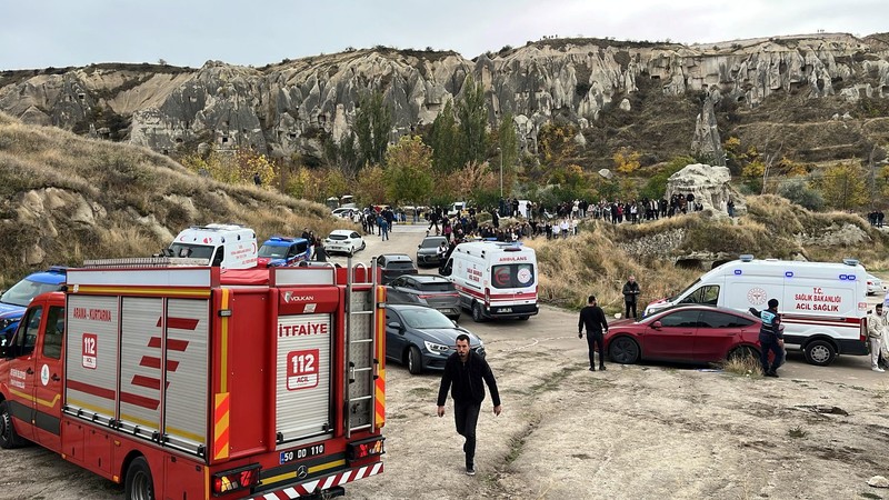 Hujan deras memicu tanah longsor yang meruntuhkan sebuah menara batu di kota Goreme, wilayah Cappadocia, Turki, pada Kamis (29/10/2026). (Reuters TV)