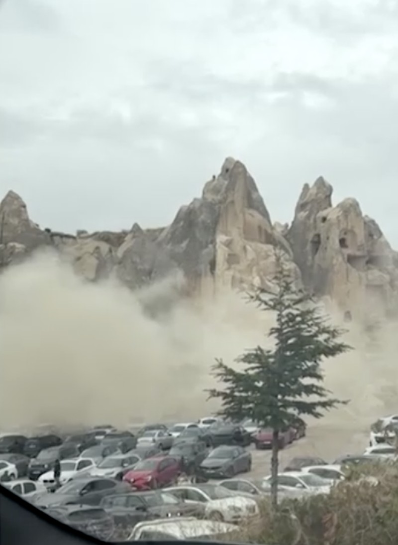 Hujan deras memicu tanah longsor yang meruntuhkan sebuah menara batu di kota Goreme, wilayah Cappadocia, Turki, pada Kamis (29/10/2026). (Reuters TV)