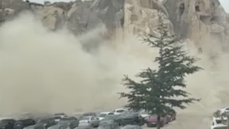 Hujan deras memicu tanah longsor yang meruntuhkan sebuah menara batu di kota Goreme, wilayah Cappadocia, Turki, pada Kamis (29/10/2026). (Reuters TV)