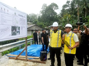 Tinjau Pembangunan Turap di Nias, Gubsu Bobby Minta Selesai Sebelum Nataru
