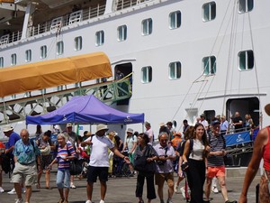 Bawa Ribuan Wisatawan, Kapal Pesiar Costa Serena Sandar di Benoa