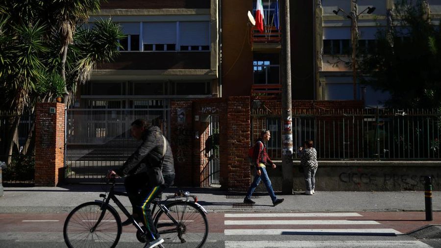 Massimiliano Matteri, seorang guru sastra, berjalan di dekat institut teknik industri negeri 'Galileo Galilei'—tempat ia mengajar—di Livorno, Italia, pada 27 Oktober 2026.