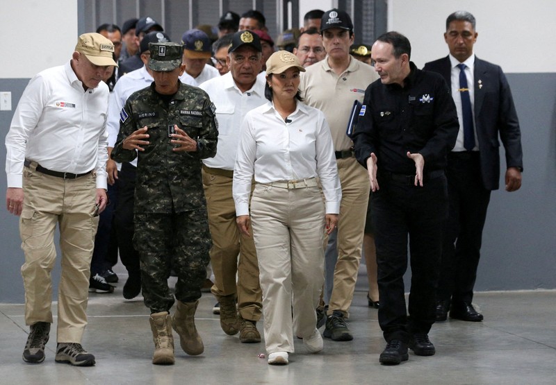 Menteri Kehakiman dan Keamanan Publik El Salvador, Gustavo Villatoro, serta Menteri Pertahanan El Salvador, Rene Francis Merino Monroy, mendampingi Presiden Peru, Keiko Fujimori, dalam kunjungan ke Pusat Penahanan Terorisme (CECOT) di Tecoluca, El Salvador, pada 29 Oktober 2026. (REUTERS/Jose Cabezas)