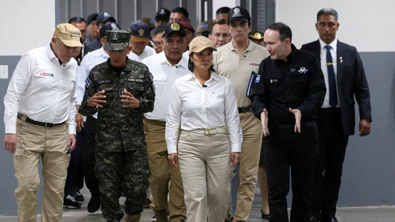 Menteri Kehakiman dan Keamanan Publik El Salvador, Gustavo Villatoro, serta Menteri Pertahanan El Salvador, Rene Francis Merino Monroy, mendampingi Presiden Peru, Keiko Fujimori, dalam kunjungan ke Pusat Penahanan Terorisme (CECOT) di Tecoluca, El Sa