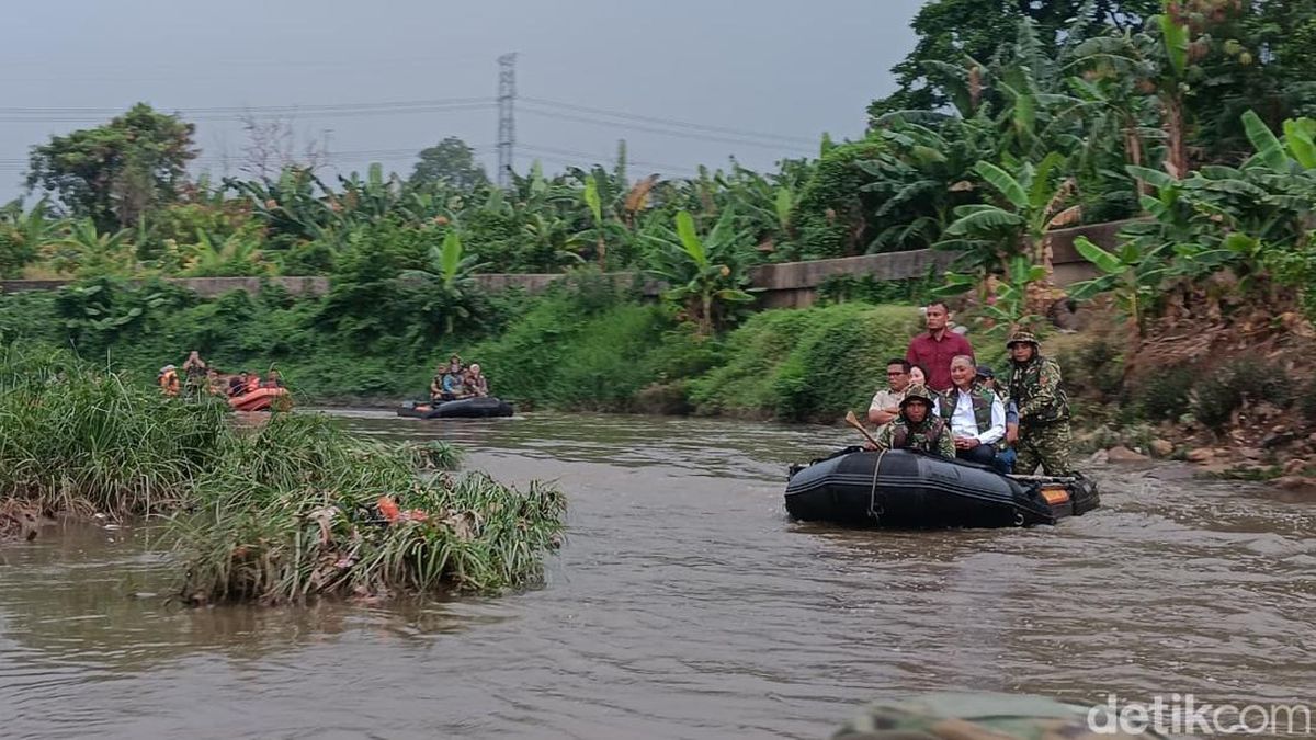 Perahu Menteri PU Mogok Berkali-kali Saat Susuri Kali Angke, Gara-gara Sampah — NadiKabar.com