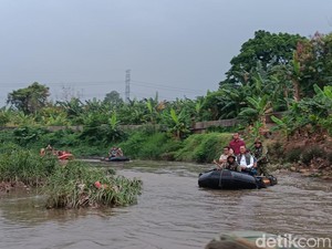 Perahu Menteri PU Mogok Berkali-kali Saat Susuri Kali Angke, Gara-gara Sampah