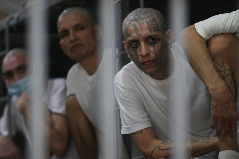 Menteri Kehakiman dan Keamanan Publik El Salvador, Gustavo Villatoro, serta Menteri Pertahanan El Salvador, Rene Francis Merino Monroy, mendampingi Presiden Peru, Keiko Fujimori, dalam kunjungan ke Pusat Penahanan Terorisme (CECOT) di Tecoluca, El Salvador, pada 29 Oktober 2026. (REUTERS/Jose Cabezas)