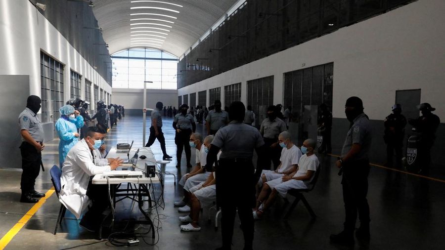Para narapidana menunggu penanganan medis di Pusat Penahanan Terorisme (CECOT) di Tecoluca, El Salvador, 29 Oktober 2026.