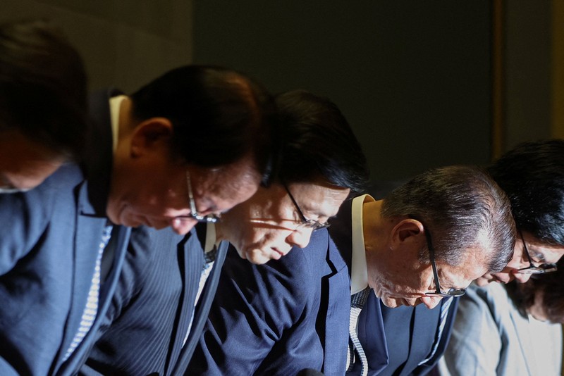 Pejabat Hong Kong membungkuk minta maaf atas kebakaran apartemen Wang Fuk Court, Kamis (29/10/2026). (REUTERS/Tyrone Siu)