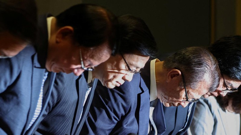 Pejabat Hong Kong membungkuk minta maaf atas kebakaran apartemen Wang Fuk Court, Kamis (29/10/2026). (REUTERS/Tyrone Siu)