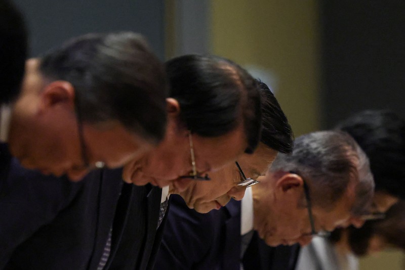 Pejabat Hong Kong membungkuk minta maaf atas kebakaran apartemen Wang Fuk Court, Kamis (29/10/2026). (REUTERS/Tyrone Siu)