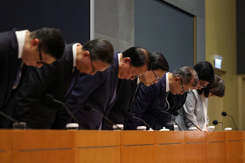 Pejabat Hong Kong membungkuk minta maaf atas kebakaran apartemen Wang Fuk Court, Kamis (29/10/2026). (REUTERS/Tyrone Siu)
