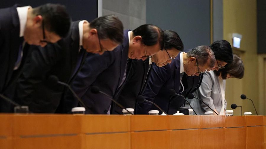 Pejabat Hong Kong membungkuk minta maaf atas kebakaran apartemen Wang Fuk Court, Kamis (29/10/2026). (REUTERS/Tyrone Siu)