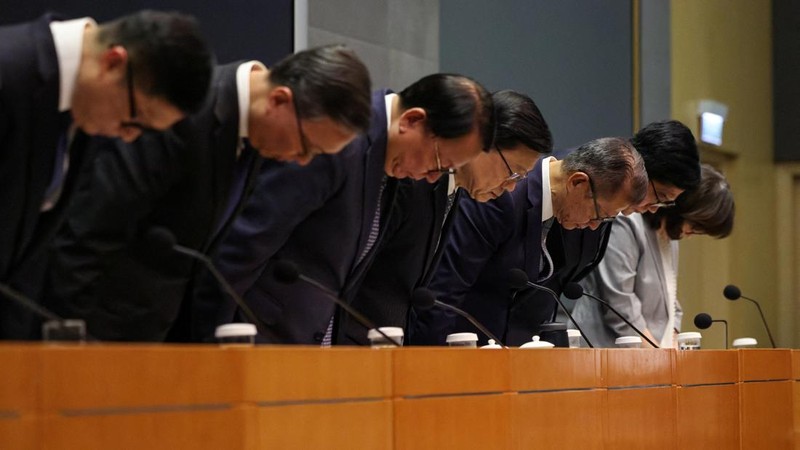 Pejabat Hong Kong membungkuk minta maaf atas kebakaran apartemen Wang Fuk Court, Kamis (29/10/2026). (REUTERS/Tyrone Siu)