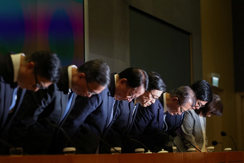 Pejabat Hong Kong membungkuk minta maaf atas kebakaran apartemen Wang Fuk Court, Kamis (29/10/2026). (REUTERS/Tyrone Siu)